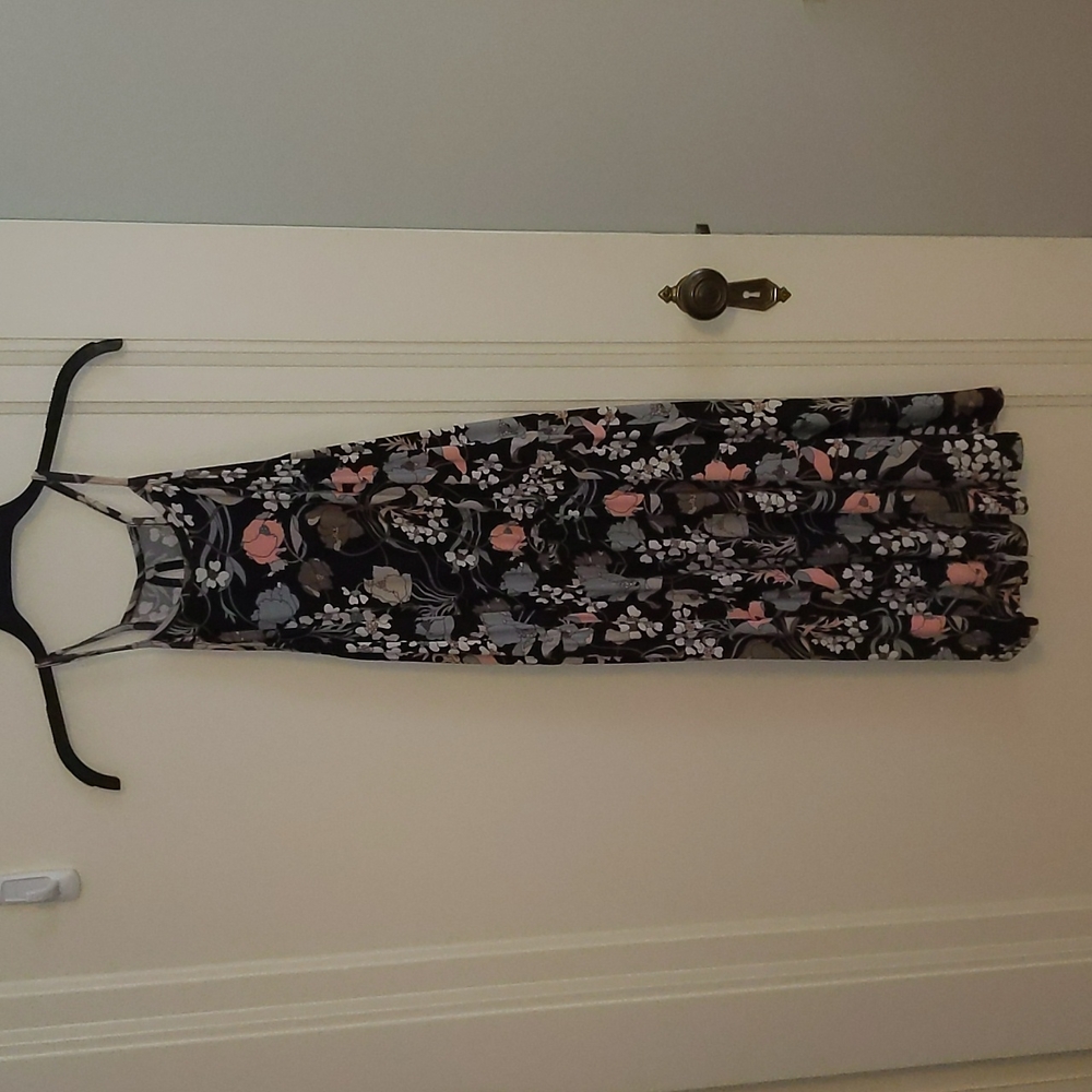 Beautiful sleeveless pattern dress.